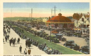 postcard-toronto-sunnyside-beach-amusement-park-drivway-crowds-and-cars-c1930s